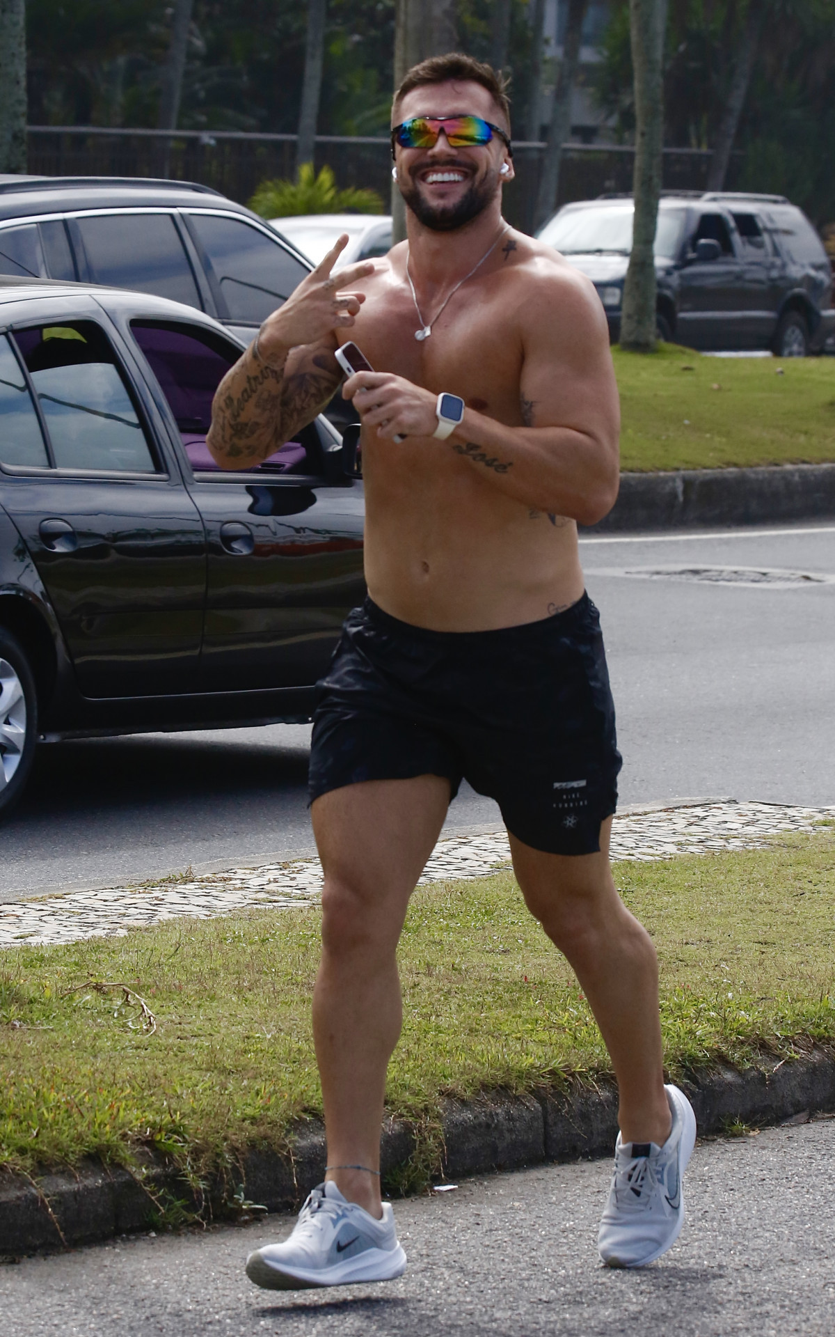 Ex-BBB Arthur Picoli corre na orla da Barra da Tijuca