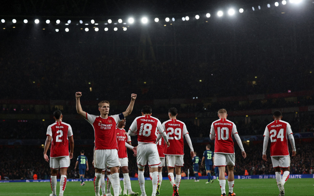 Martin Odegaard e companheiros de equipe comemoram o quarto gol do Arsenal no jogo contra o PSV 