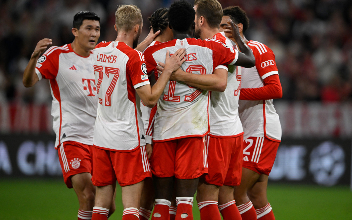 Jogadores do Bayern de Munique comemoram gol na vitória por 4 a 3 sobre o Manchester United