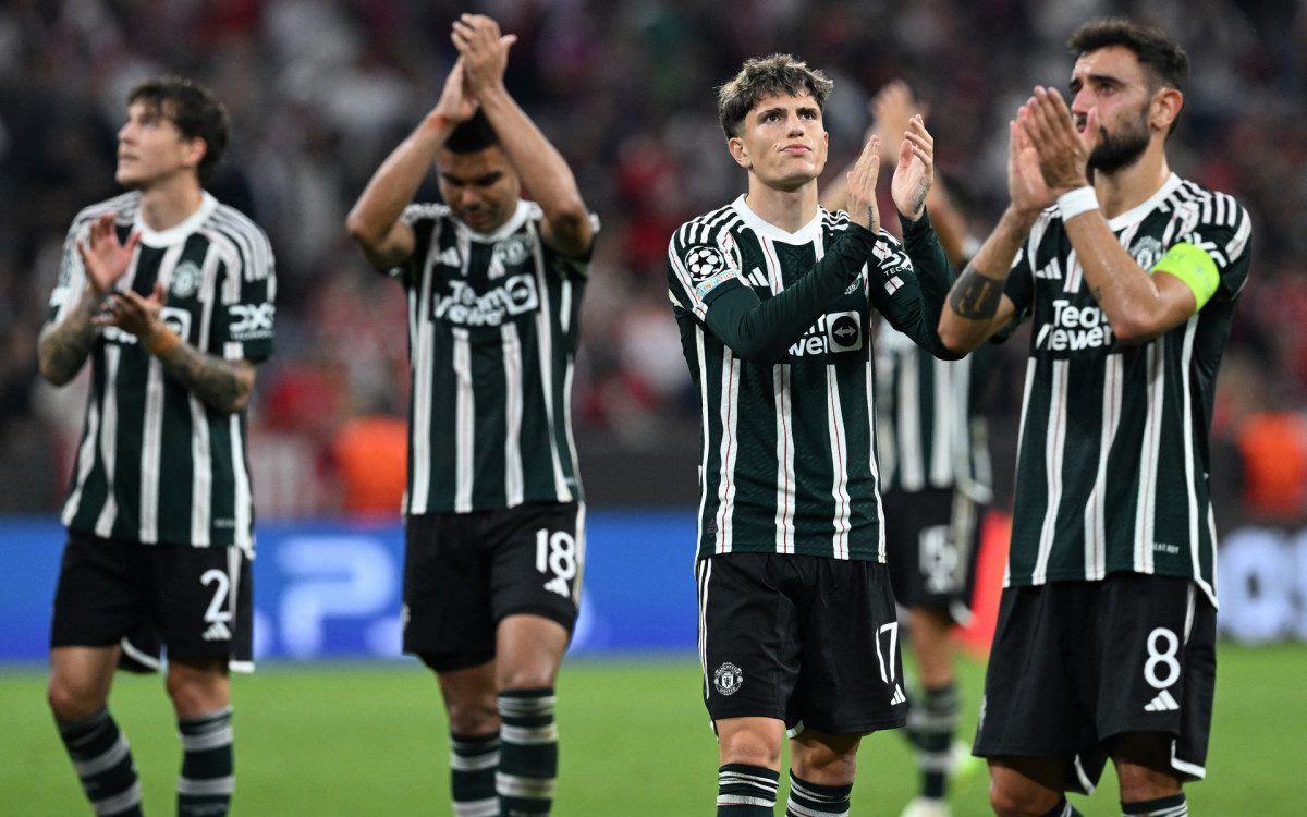 Jogadores do Manchester United aplaudem a torcida após a derrota para o Bayern de Munique