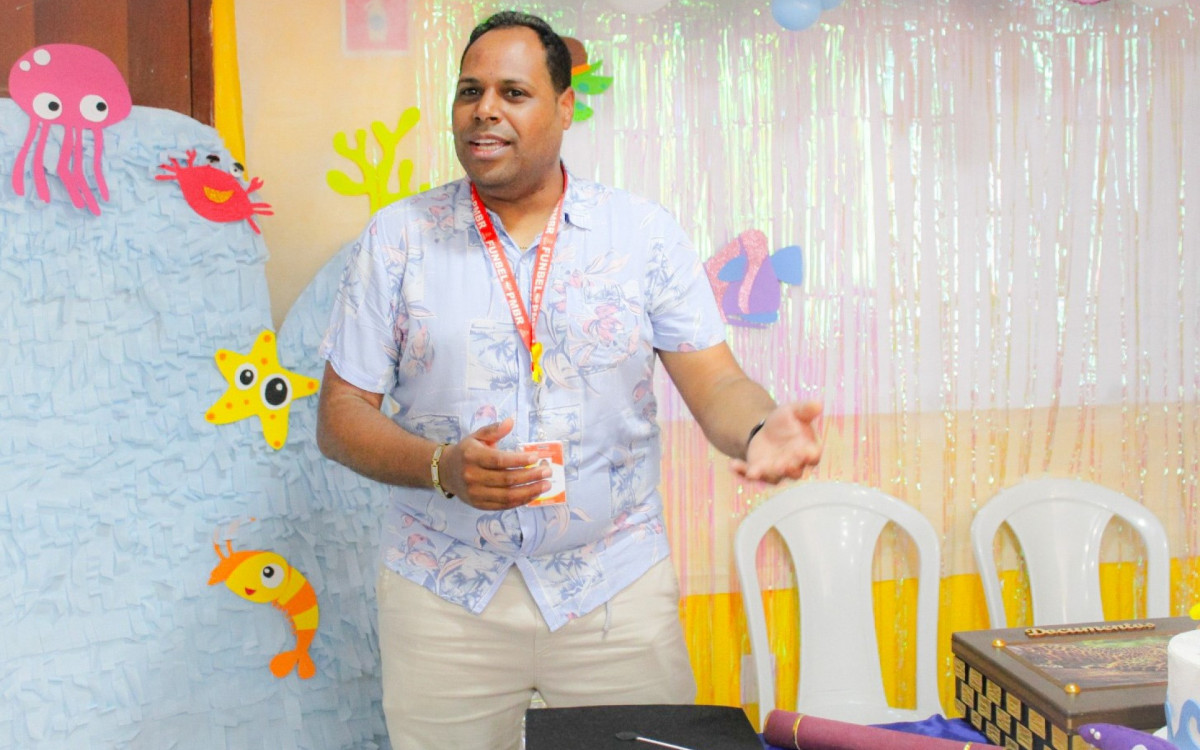 O professor Tom Oliveira ministra o curso de festas, que abrange as artes da papelaria personalizada