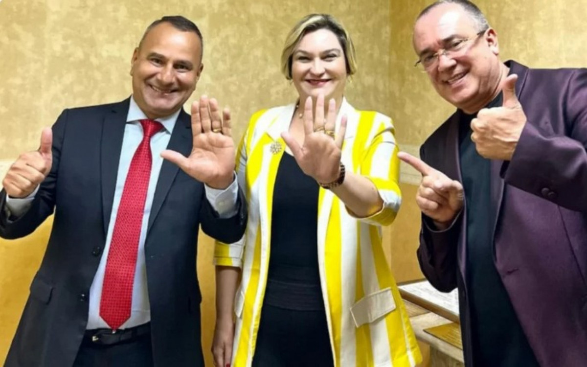 Waguinho, Livia de Chiquinho e Chiquinho Atacadão no momento da filiação 