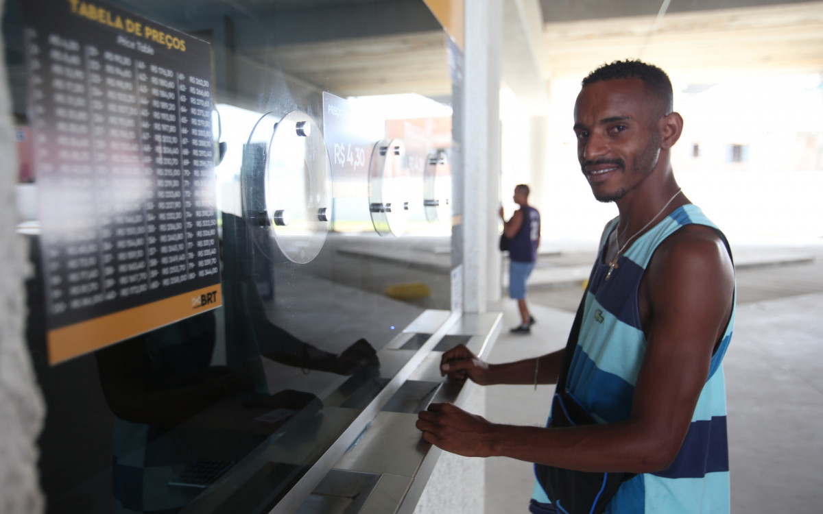 Mario Ivo Teixeira ( camiseta azul de listras) indo para o Recreio -  Cl&eacute;ber Mendes/Ag&ecirc;ncia O Dia