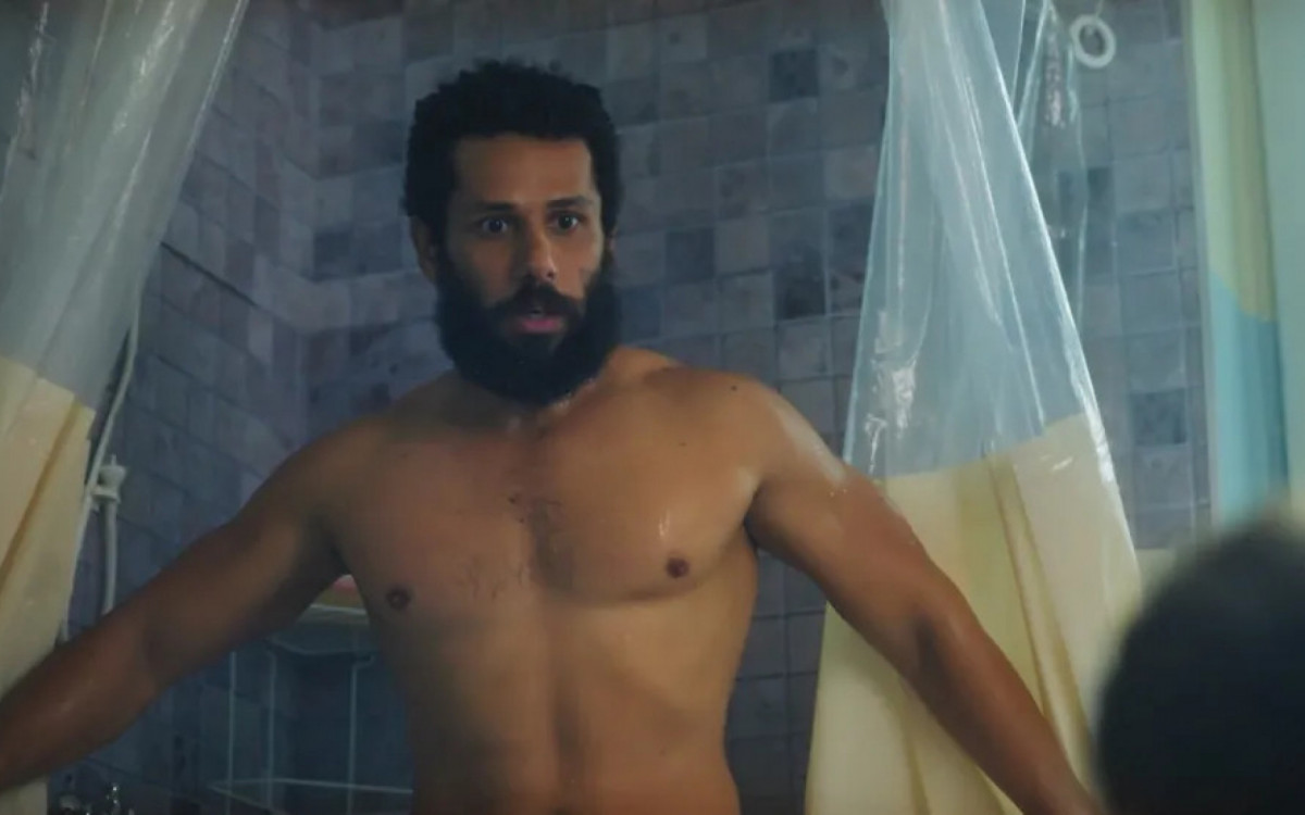 Em 'Terra e Paixão', Ramiro (Amaury Lorenzo) é flagrado por Kelvin (Diego Martins) ao sair de banho - Reprodução/TV Globo