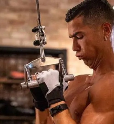 Jogador 'mais forte do Mundo' vê Ronaldo a entrar no wrestling: «Fazia o  'Siiim' e saltava para bater no adversário» - O diário de CR7 - Jornal  Record