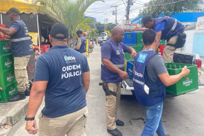 Operação apreende 300 de garrafas de vidro e remove estruturas de metais no Recreio