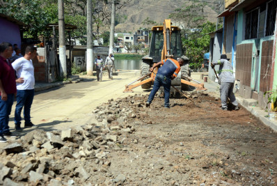Prefeitura de Barra Mansa inicia asfaltamento em rua na Vila Delgado