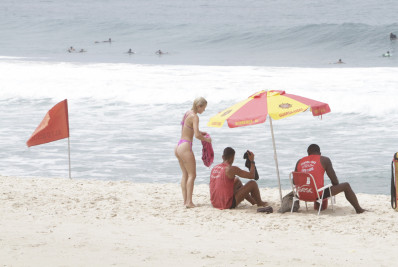 Bombeiros continuam buscas por pessoa desaparecida na Praia do Recreio