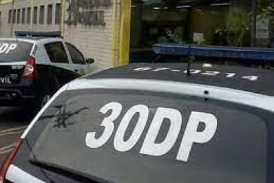 Polícia prende mulher de pedófilo; suspeita disse que pornografia infantil 'apimentava a relação'