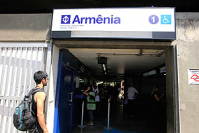 Homem morre após ser empurrado de passarela em SP; namorada é presa