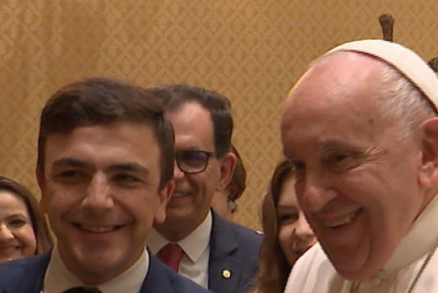 Time abençoado! Papa Francisco recebe camisa do Vasco de presente 