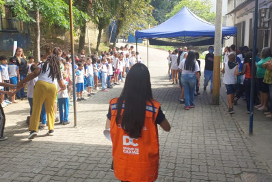 Defesa Civil de Caxias faz simulado de desocupação de escola