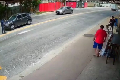 Vídeo: homens armados rendem motorista e roubam carro na Zona Oeste