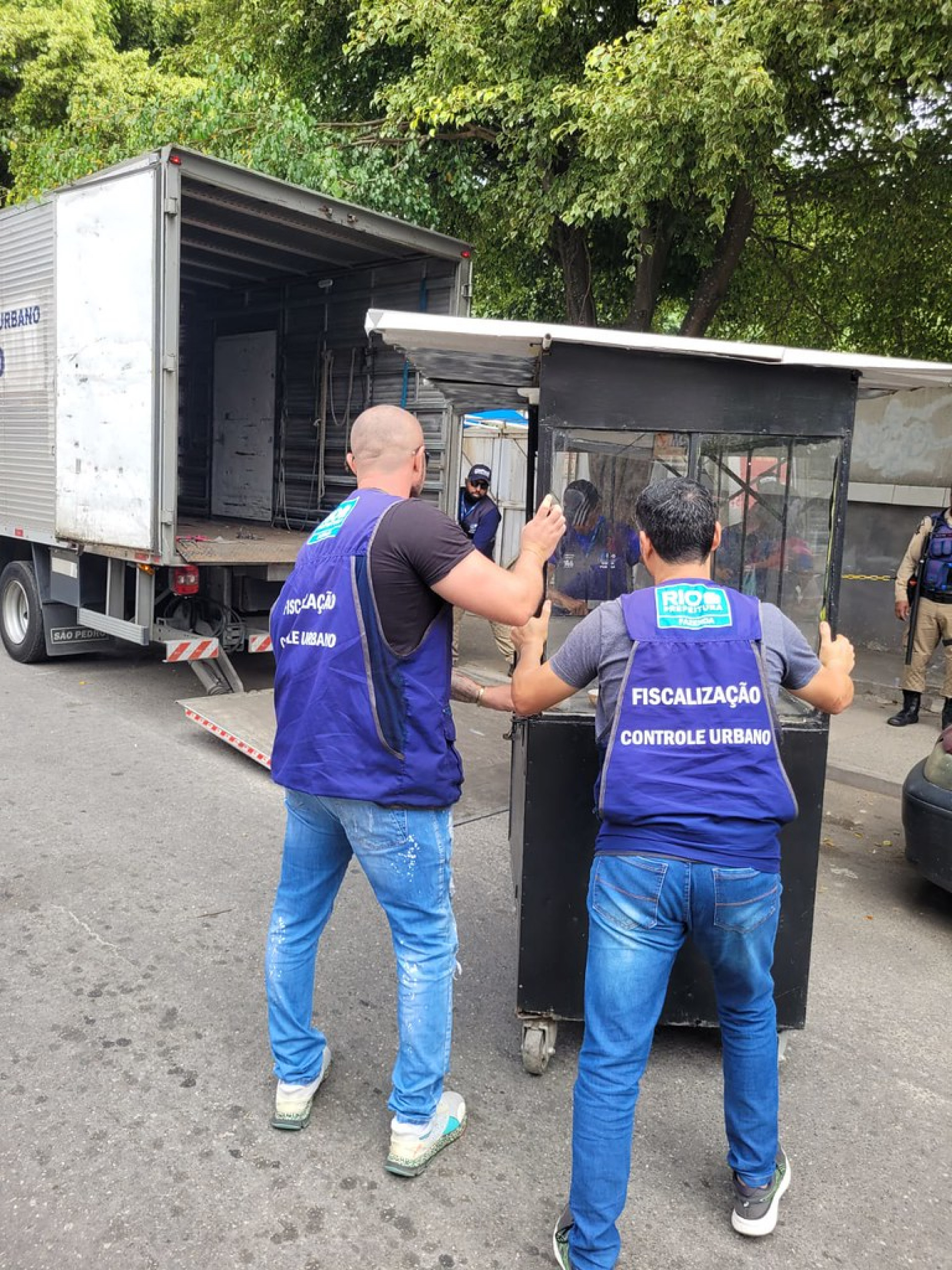 Agentes removeram estruturas irregulares na Zona Oeste - Divulgação