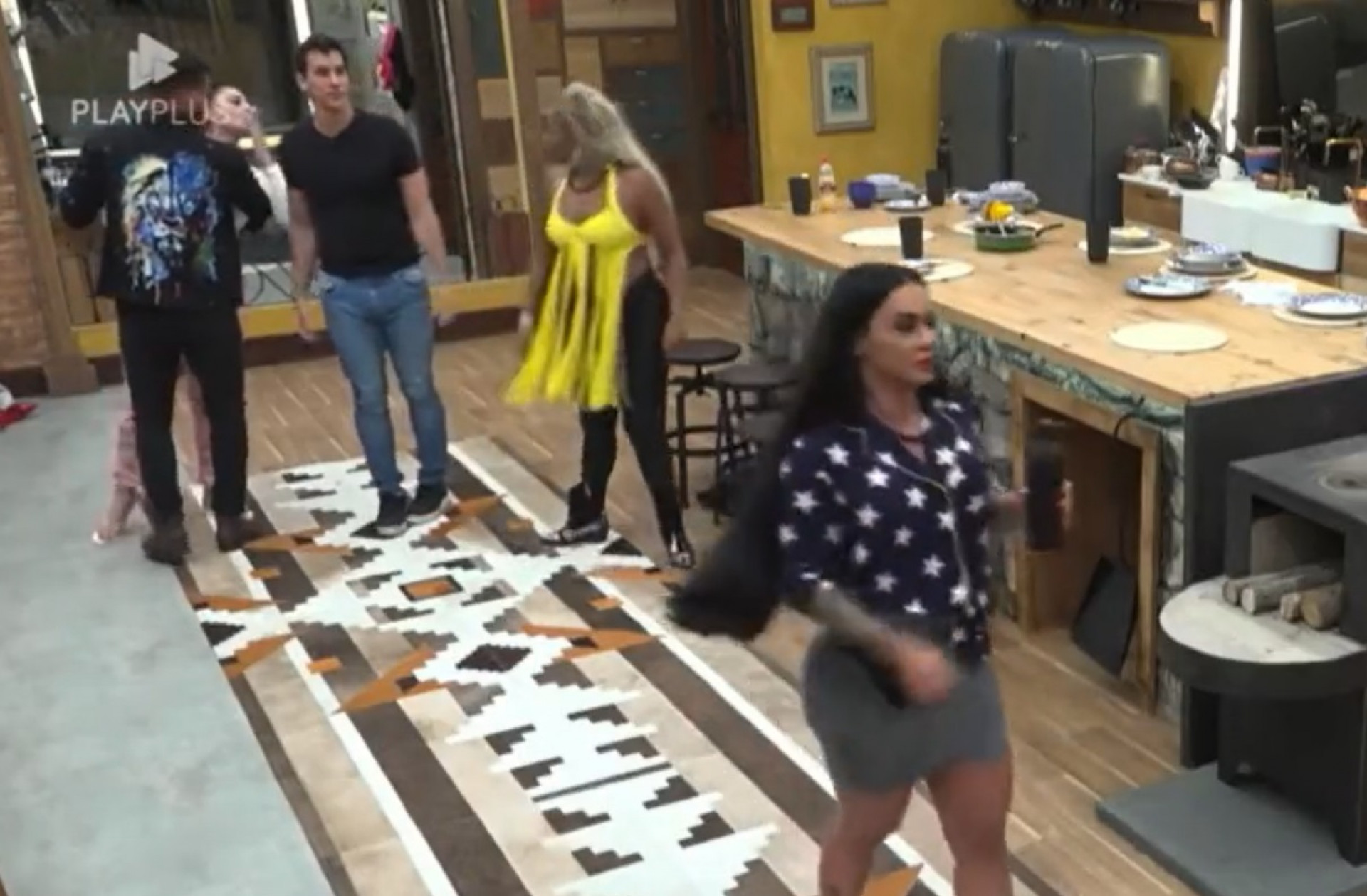 Jenny Miranda e Cariúcha brigam em 'A Fazenda 15' - Reprodução de vídeo / Record TV