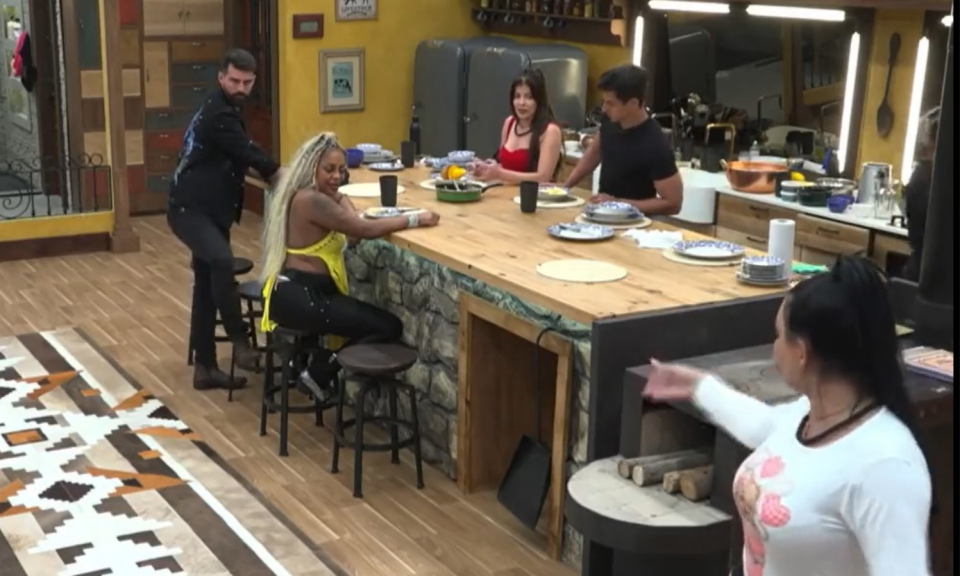 Jenny Miranda e Cariúcha brigam em 'A Fazenda 15' - Reprodução de vídeo / Record TV