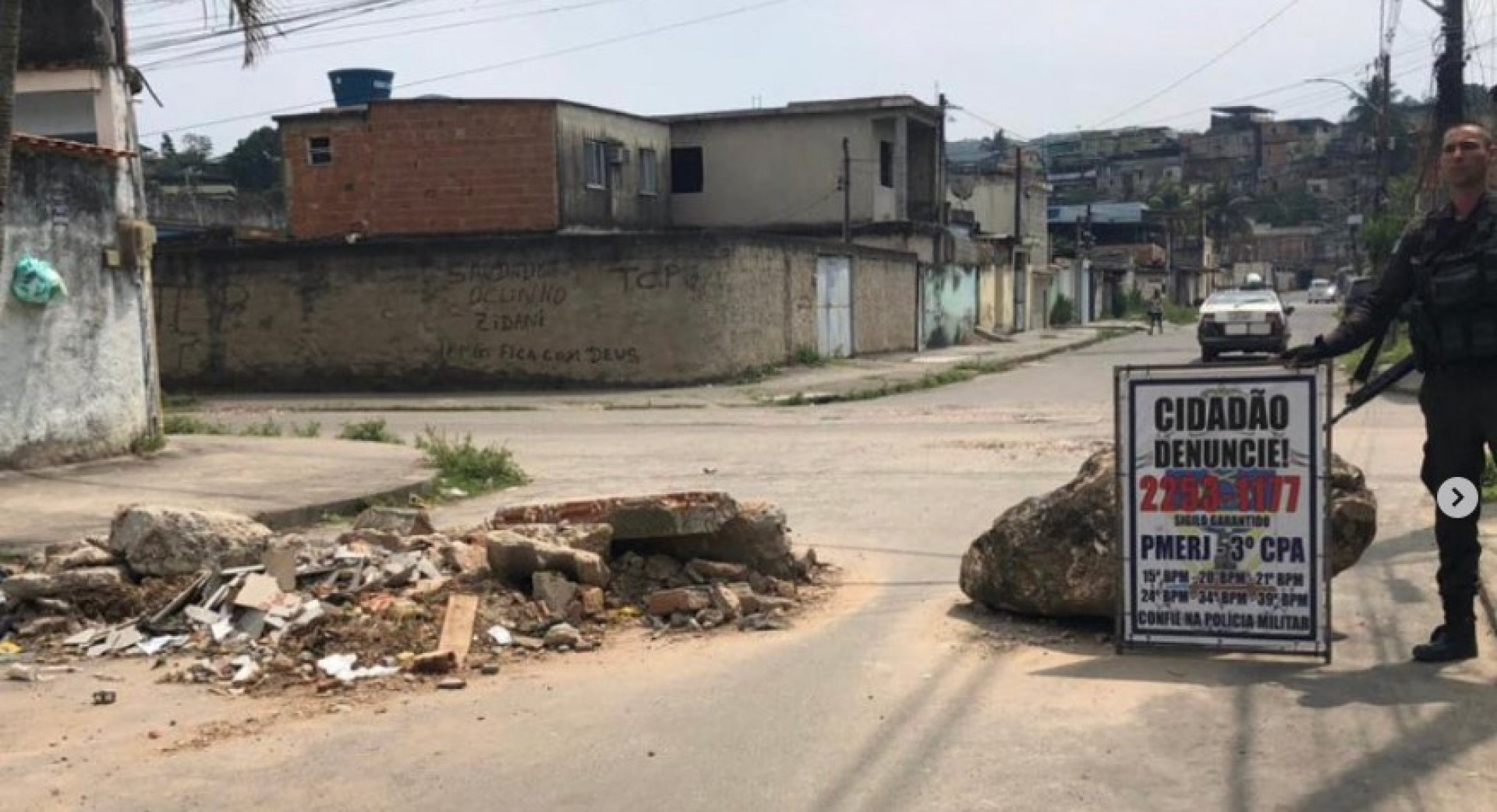 Os moradores podem acionar a Pol&iacute;cia Militar para a retirada das barricadas atrav&eacute;s do Disque Den&uacute;ncia - Divulga&ccedil;&atilde;o / 39&ordm; BPM