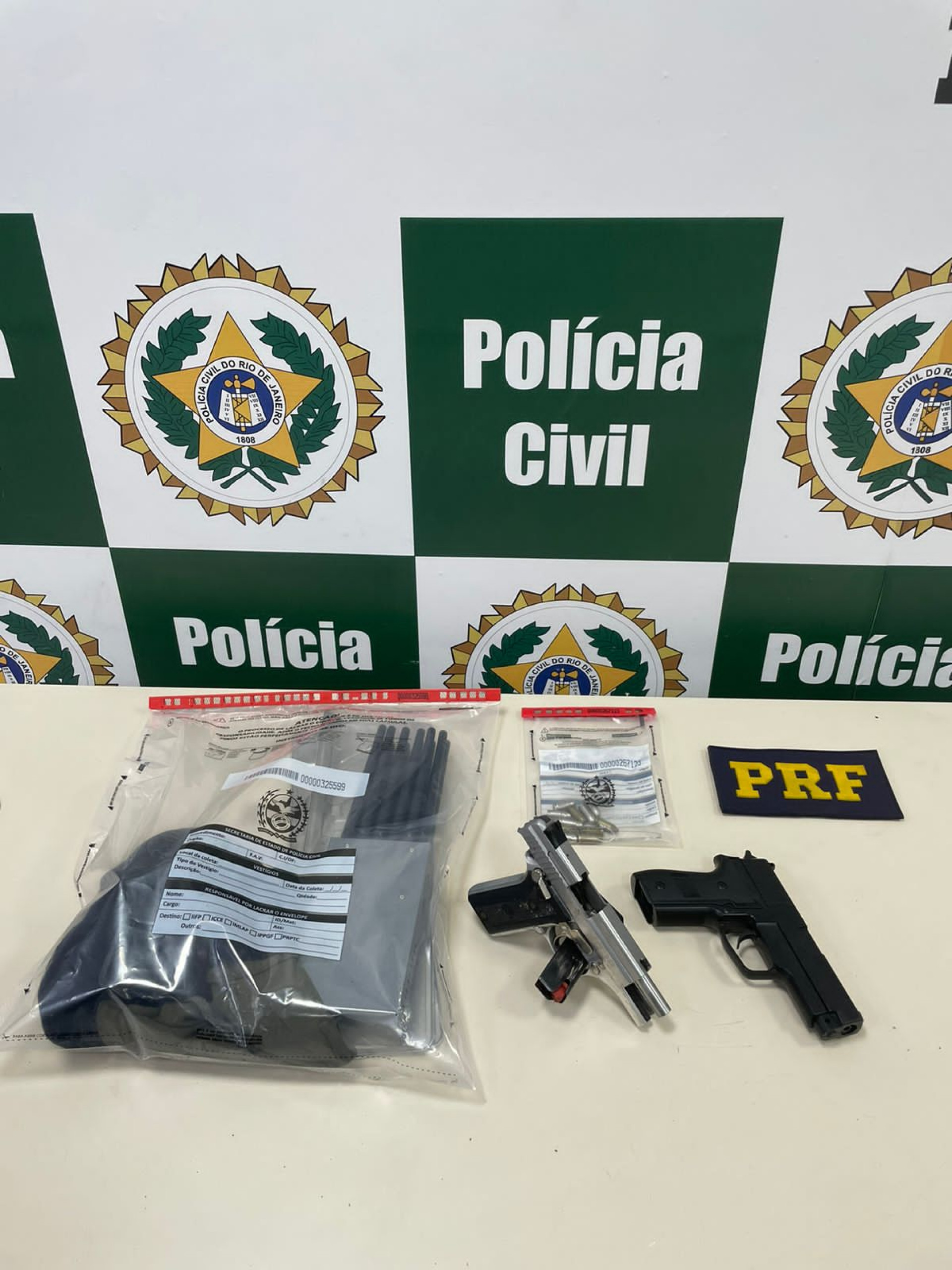 Com os suspeitos, os policiais apreenderam uma pistola e um 'jammer'  - Divulgação / Polícia Civil