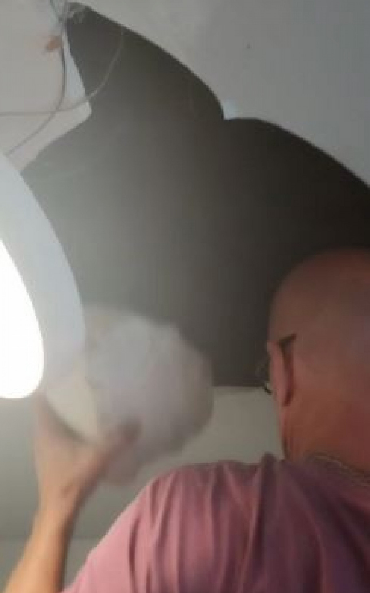 As drogas foram escondidas no teto de um banheiro usado pelos policiais penais - Reprodução