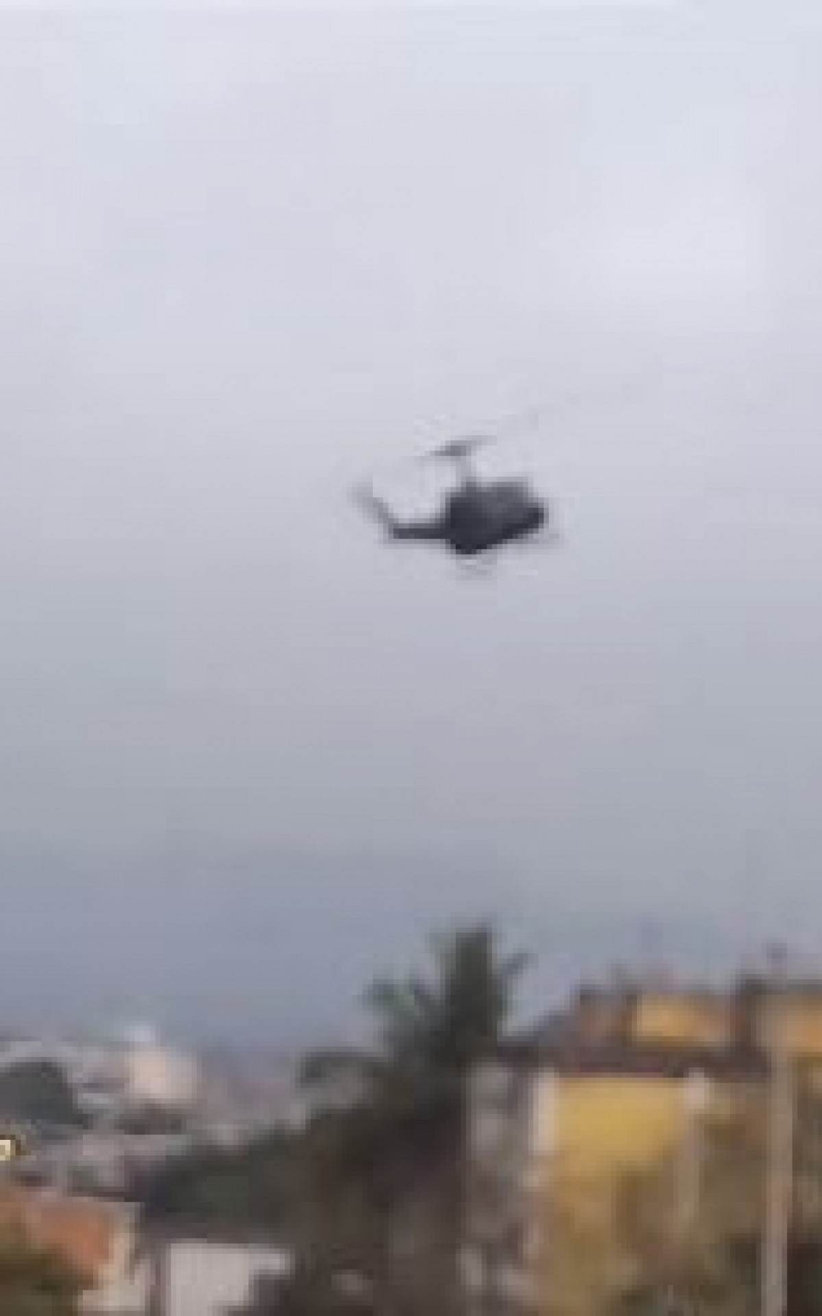 Helicópteros sobrevoam a comunidade bem próximo as casas de moradores  - Rede Social