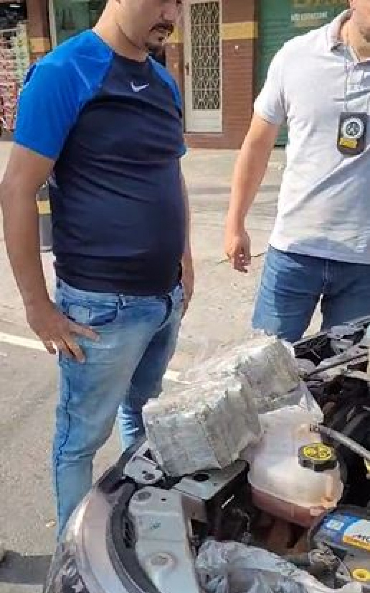 O fornecedor das drogas foi preso a caminho do presídio. As drogas estavam escondidas no motor - Reprodução