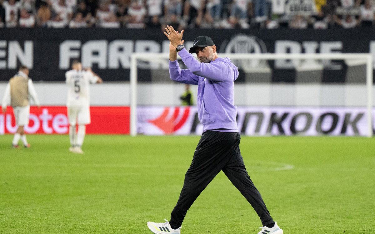Jürgen Klopp aplaude os torcedores após a vitória fora de casa do Liverpool sobre o LASK