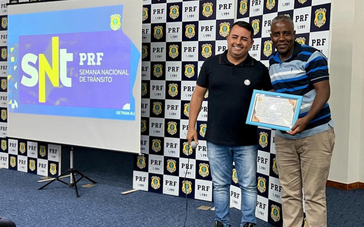O secretário municipal de Transportes, Marcelo Machado (D), recebeu um certificado na sede da PRF