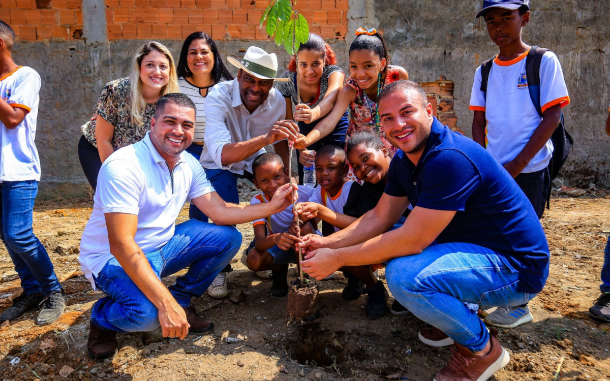 Secretário Igo Menezes, Aguinaldo Pinto da Silva, secretário Matheus Carneiro e alunos plantaram uma muda