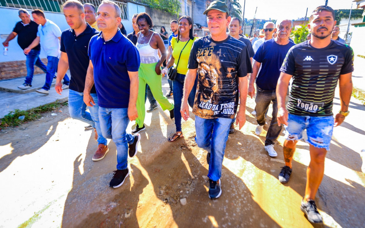 Secretário Matheus Carneiro, prefeito Waguinho e vereador Tayano caminharam por algumas ruas que serão pavimentadas