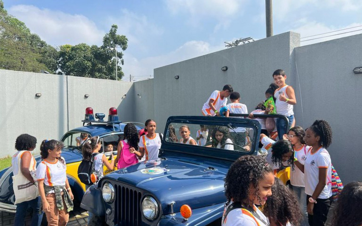 Os alunos da rede municipal de Belford Roxo se divertiram com a exposição de viaturas antigas