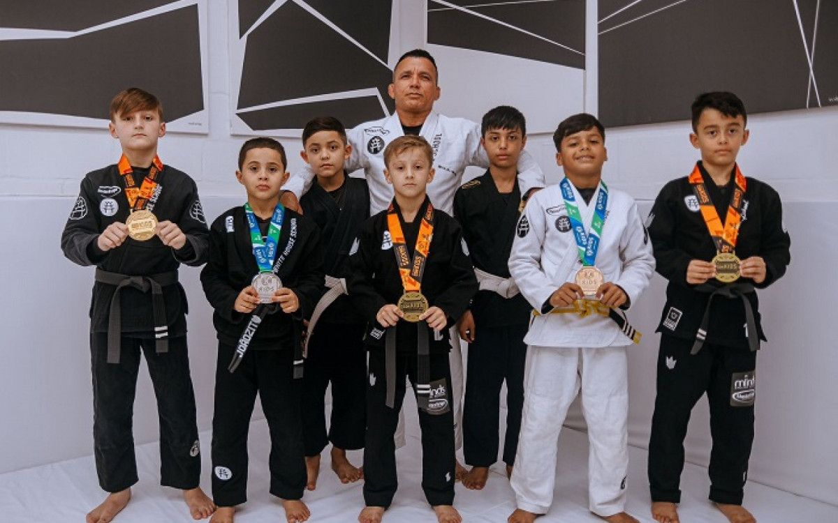 Pietro (na ponta esquerda) junto do time da White House Jiu-Jitsu School 