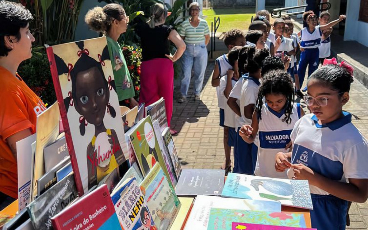 Projeto aposta na troca de livro usado por novo para estimular leitura
