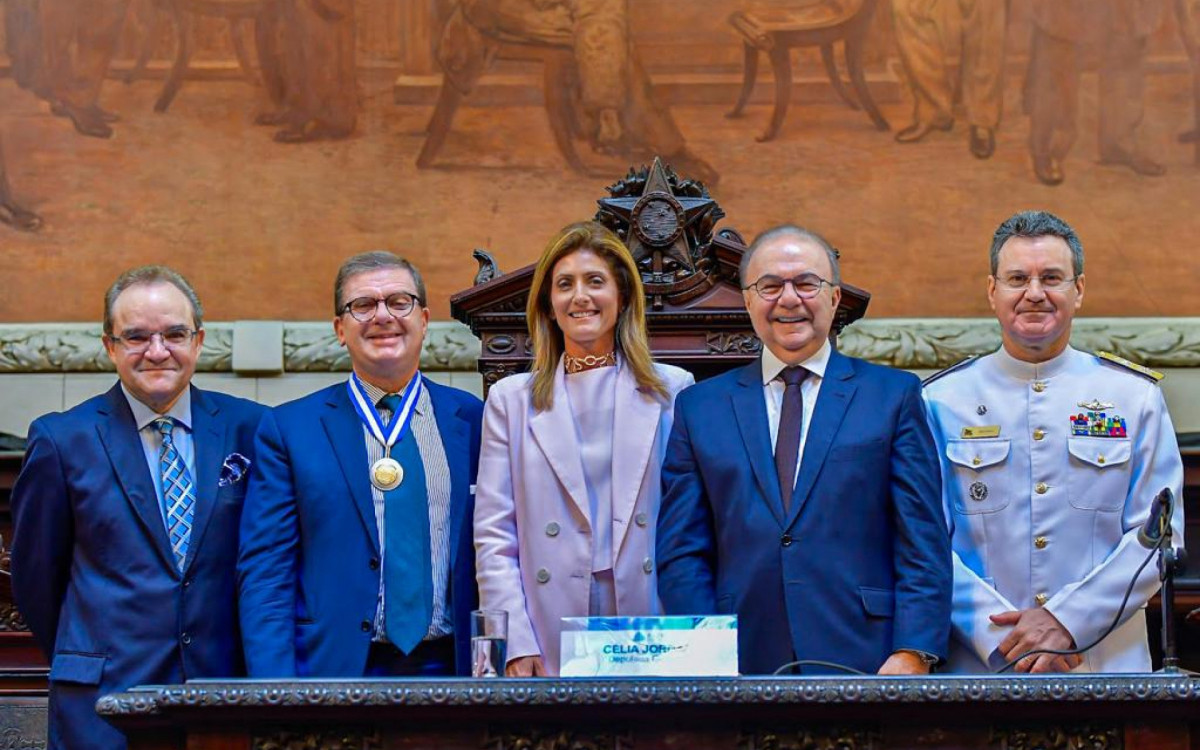 Bispo Abner Ferreira (E), deputada Célia Jordão(centro), ladeada pelo embaixador Francesco Azzarello (E) e o prefeito de Angra Fernando Jordão(D) e o Almirante Arthur Bettega