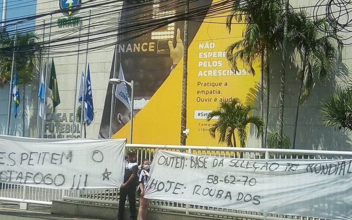 Torcedores do Botafogo prepararam um protesto em frente à sede da CBF