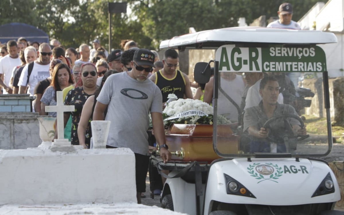 Amigos e familiares de André Moura Couto, de 47 anos, prestaram as últimas homenagens durante o seu enterro, em Caxias - Marcos Porto / Agência O DIA