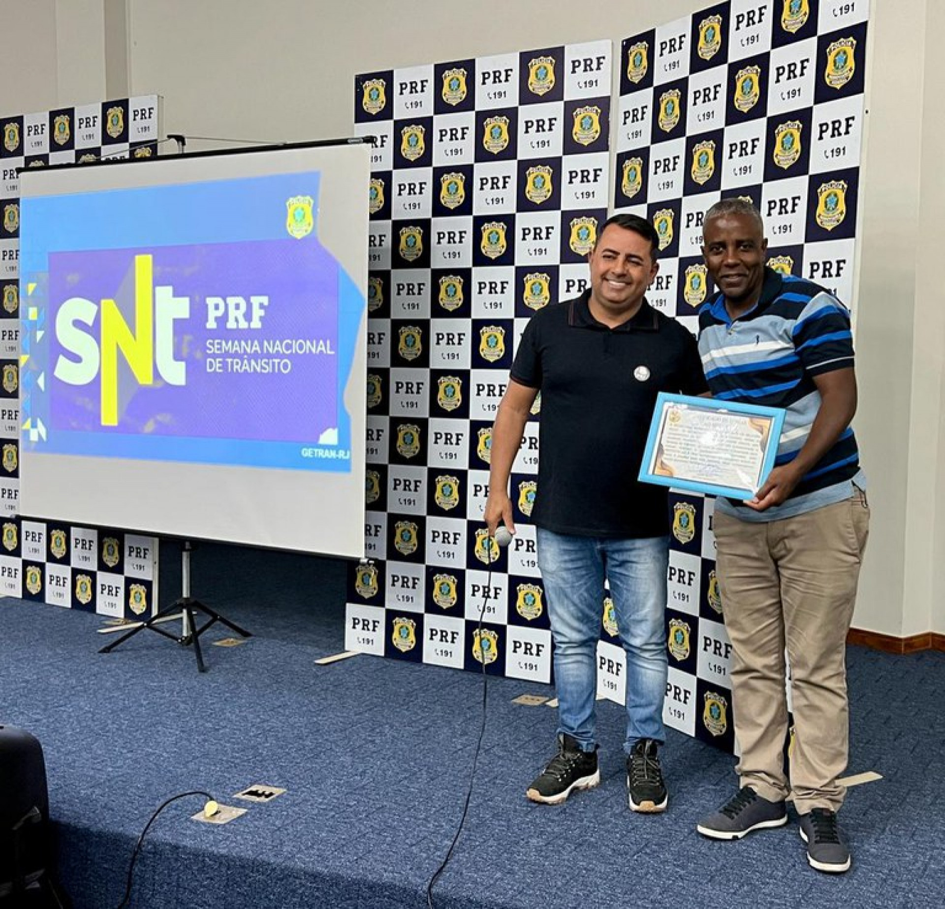 O secret&aacute;rio municipal de Transportes, Marcelo Machado (D), recebeu um certificado na sede da PRF - Divulga&ccedil;&atilde;o / PRF