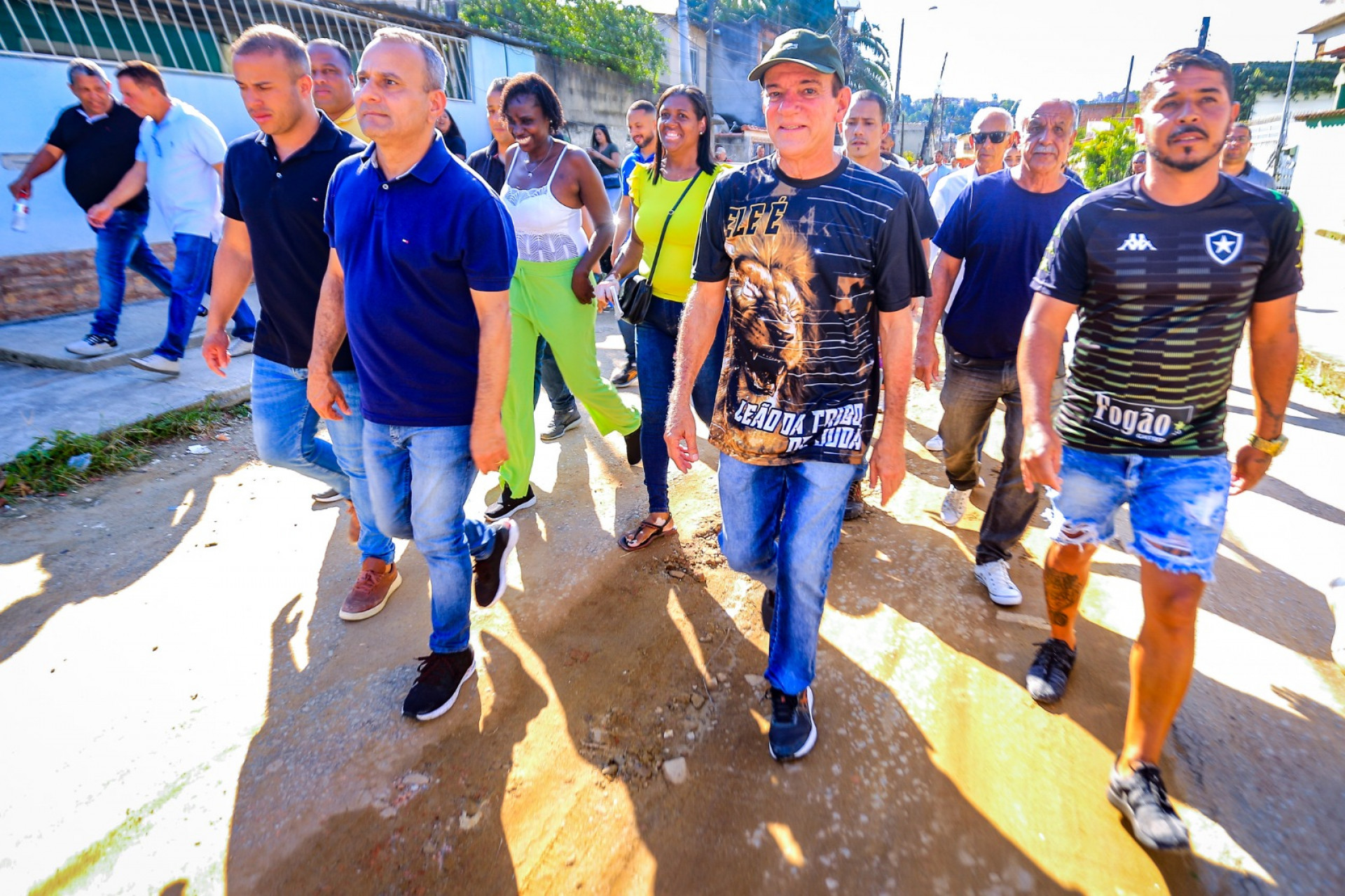Secretário Matheus Carneiro, prefeito Waguinho e vereador Tayano caminharam por algumas ruas que serão pavimentadas - Rafael Barreto/PMBR