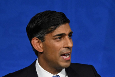 Premiê britânico rejeita renunciar após críticas por ausência nos atos do 'Dia D'