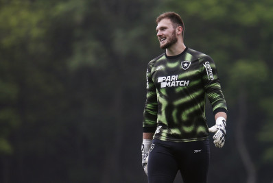 Após convocações, Botafogo projeta valor maior por transferência de Lucas Perri