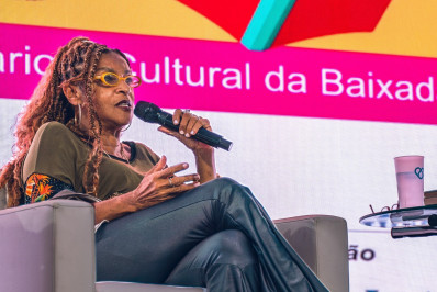 Atriz Elisa Lucinda participa do 1º FLIC da Baixada Fluminense em Nilópolis