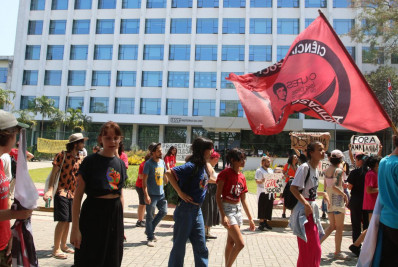 Estudantes da USP entram em greve e fazem ato em frente à reitoria