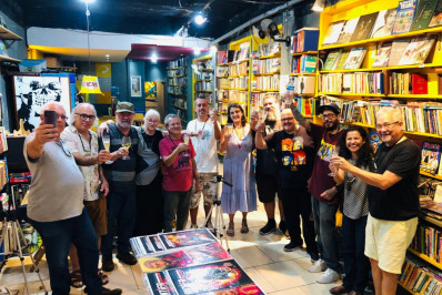 Artista plástico realiza performance interativa na Cantareira