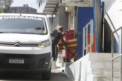 'Era uma pessoa ímpar. Vivia para os filhos', desabafa primo de pintor morto em posto de Caxias