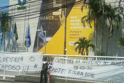 Torcedores do Botafogo fazem protesto em frente à CBF: 'Ontem base da Seleção, hoje roubados'