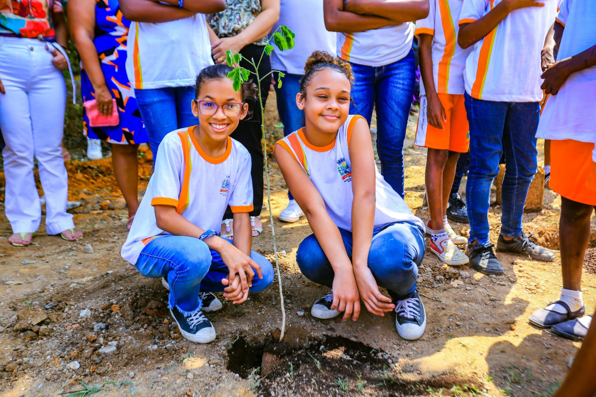 As alunas do quinto ano da escola municipal Waldomiro Jos&eacute; Pereira, Kauany Vit&oacute;ria e Ester Gl&oacute;ria participaram entusiasmadas do plantio de mudas - Rafael Barreto/PMBR