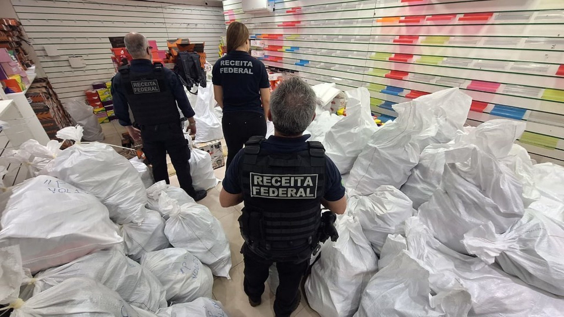 Foram apreendidas cerca de 25 toneladas de roupas, calçados e perfumes falsificados - Divulgação