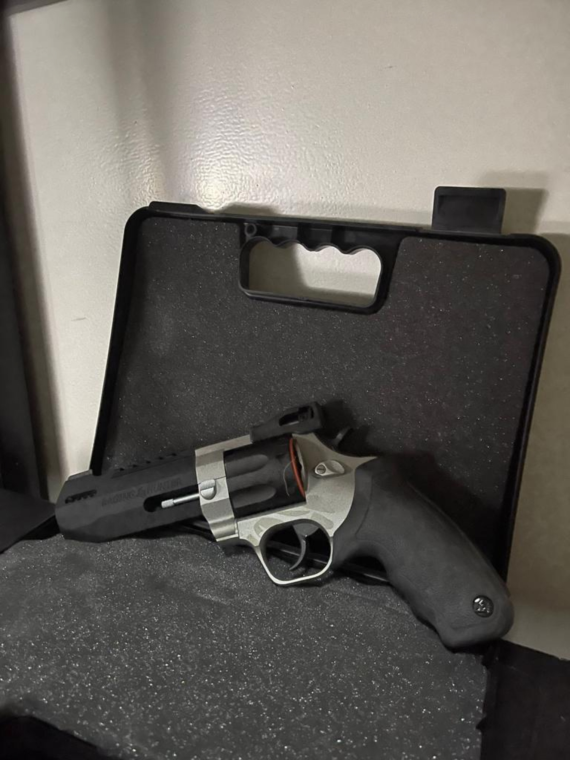 Armamento encontrado por agentes da PF estava escondido dentro de depósito clandestino