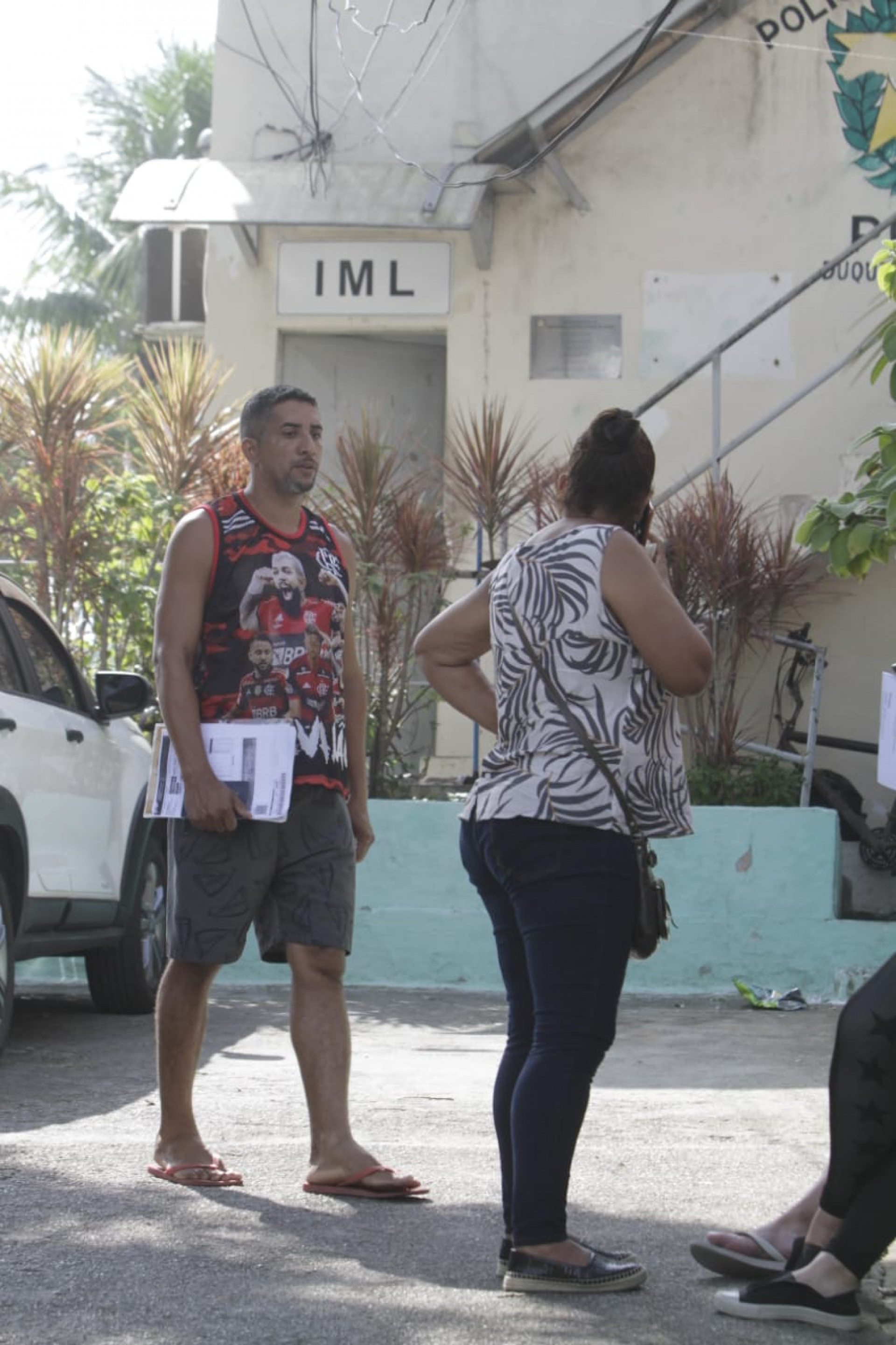 Família esteve no IML para reconhecer e liberar o corpo de André Couto, de 47 anos - Marcos Porto / Agência O Dia