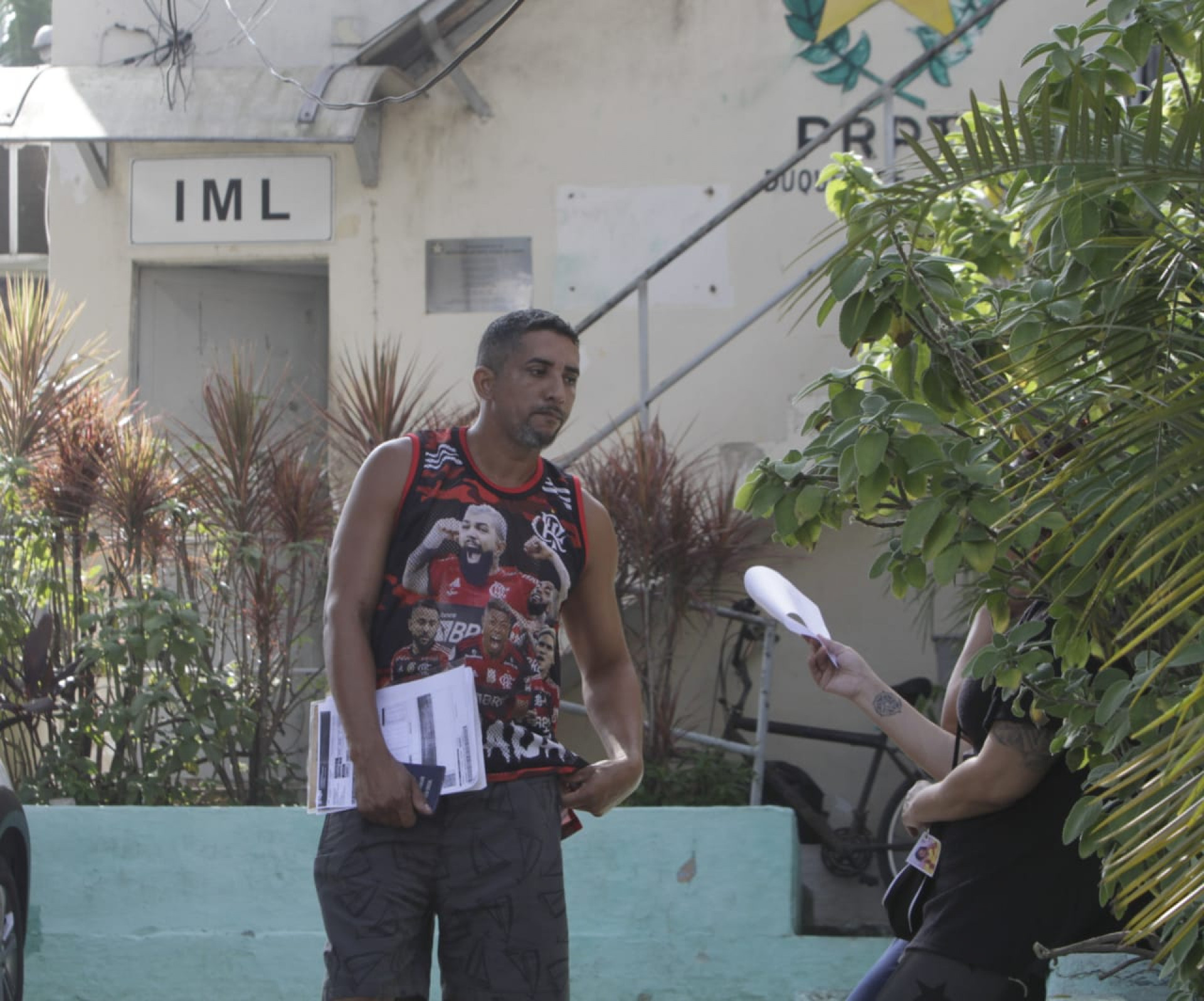 Família esteve no IML para reconhecer e liberar o corpo de André Couto, de 47 anos - Marcos Porto / Agência O Dia