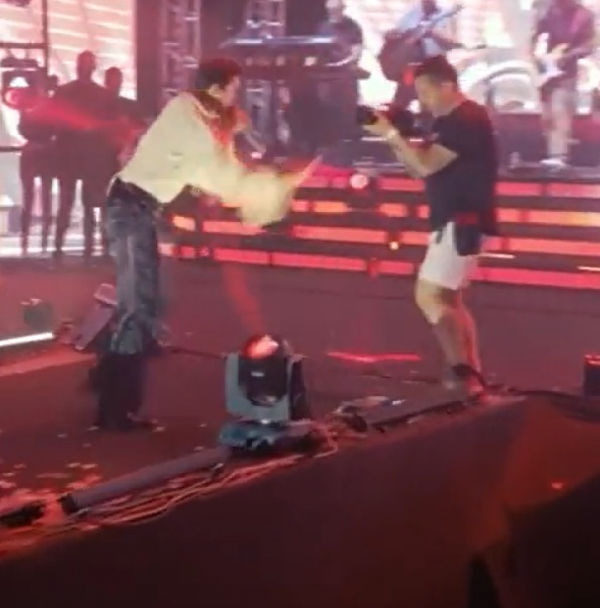 Luan Santana impede que cinegrafista caia do palco - Reprodução de vídeo